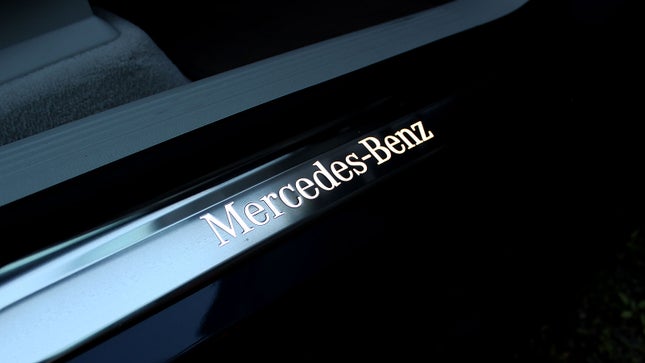 Ein Foto eines Mercedes-Logos im Fußraum des Autos. 